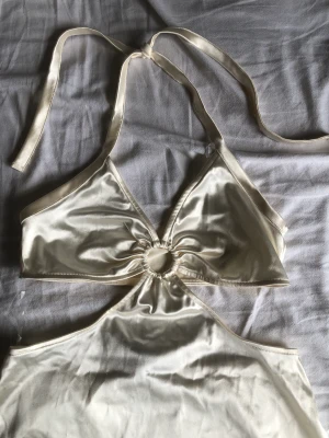 H&M kortklänning  - Klänningen har aldrig använts, glömde lämna tillbaka den så jag säljer istället. 