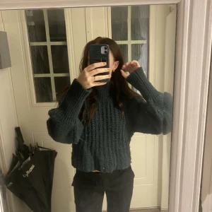 Stickad tröja - En supergosig tröja från Monki💗lite croppad och hög stickad krage💗materialet på tröjan är super mjukt och sticks inte alls💗