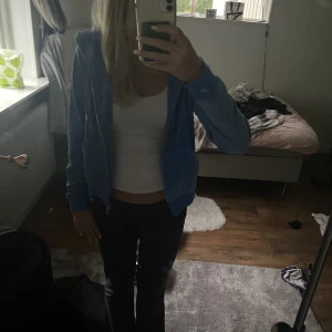 Juicy tröja  - Säljer an blå jättefin juicy tröja använd ca 5 gånger och i mycket bra skick kom privat för frågor!!