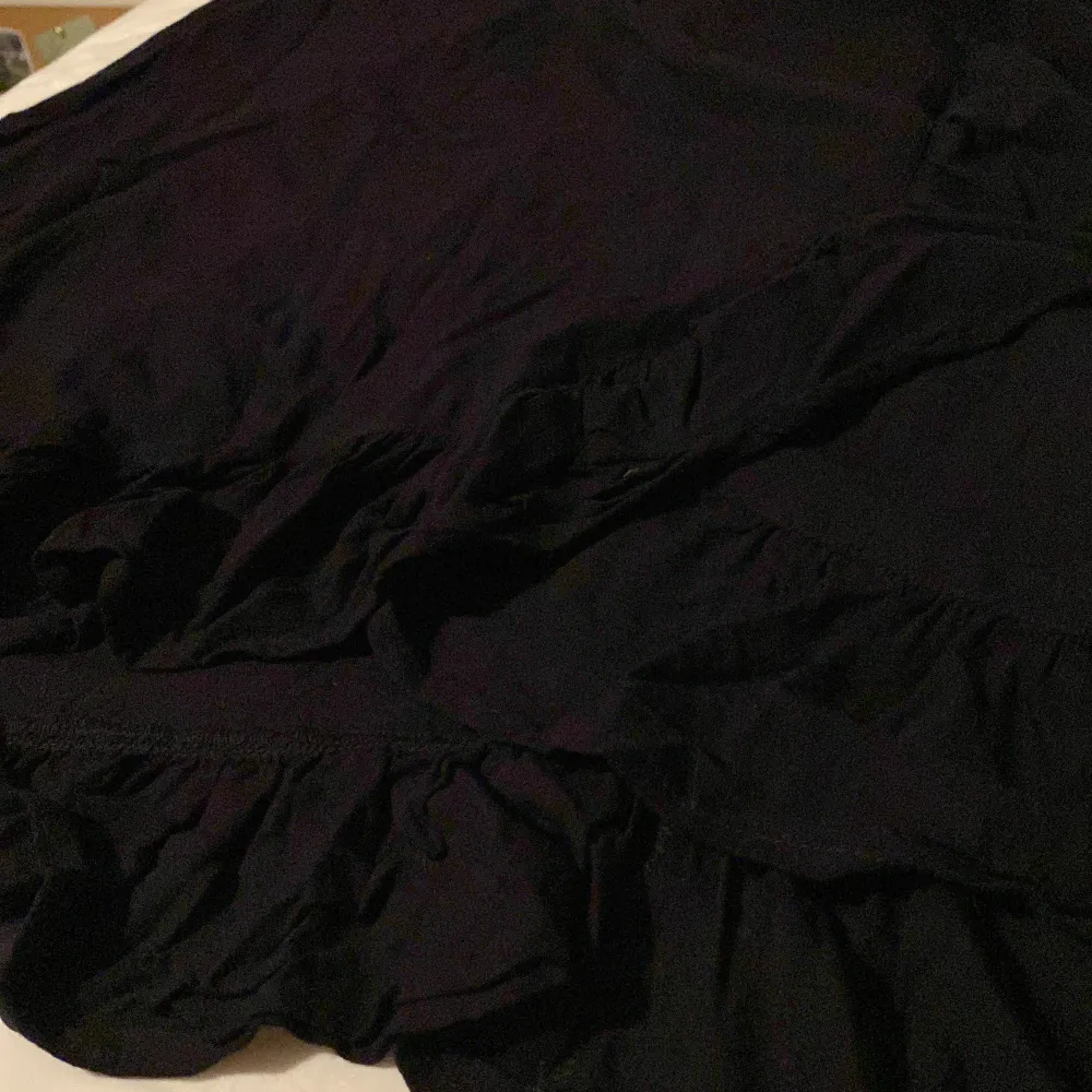 Fin kjol från Lindex i fint skick, svårt att få på bild men är volanger längst ner och en som går upp till midjan till ett knytte. Storlek 170 passar mig med xs/s men säljer då den inte kommer till användning. Tryck gärna på köp nu och använd plicks frakt. Kjolar.
