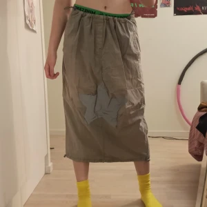 hemmagjord kjol - gör-det-själv-kjol ändrad från byxor med puffar upptill och nedtill, fickor och en stjärna