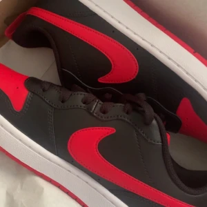 Nike skor  - Svart röda Nike skor aldrig använda utomhus, de va för stora för mig så säljer de 
