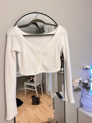 Mjuk topp - Mjuk stickad topp med knappar från Zara🤍 aldrig använd så den är i nyskick