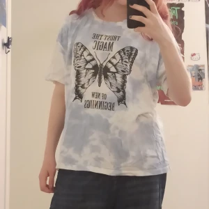 tai dai t-shirt med fjäril - tai dai t-shirt med fjäril ganska ny utan skador