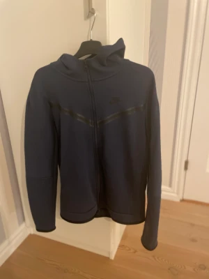 Nike tech fleece marinblå set - Sparsamt använd hoodie och byxa. Byxan är i vuxen xs och hoodien i barn xl(158-170cm)