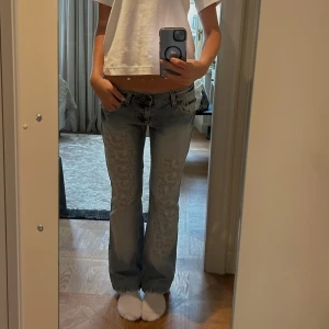 Balla flared lowwaisted Jeans med broderi - Skit snygga Dolce&Gabbana Jeans med broderi i storlek 30 Jag är 176 och bär 34,36 i jeans