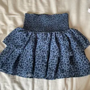 Säljer denna Kappahl kjol som är jättesnygg pg att den är för liten storlek 134/140 