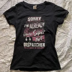 Tshirt med texten ”Sorry i’m already taken by a super hot dispatcher (yes he bought me this shirt)