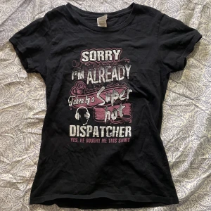 Rolig Tshirt med print - Tshirt med texten ”Sorry i’m already taken by a super hot dispatcher (yes he bought me this shirt)