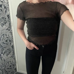 Glittertopp - Säljer en meshtopp med glitter från Chiquelle. Perfekt till fest🥳 Knappt använd💗