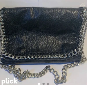 Jättefin Tiamo väska! - Säljer min superfina Tiamo väska! En defekt som du ser på sista bilden. Ny kostar den ca 500, många vill köpa så var snabb! Skriv om ni har några frågor!❤️💞den är äkta såklart