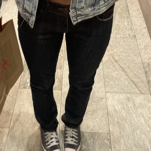 Lågmidjade jeans - Säljer dessa jättefina lågmidjade jeans från crocker i storlek 29 men passar mig som brukar ha S/34/36. Lappen ovanför fickan på sista bilden är tyvärr lite lös men går att fixa. Köpte på Sellpy men han inte lämna tillbaka. Skriv priv för bilder/frågor💞