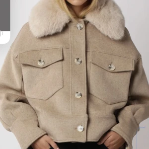 Meotine jacka nyskick - Beige Meotine jacka i nyskick. Super varm och gosig till både vintern och hösten🌸kan både fraktas eller mötas upp💕frakten är sjävklart spårbar🫶🏼 Skriv för egna bilder!!