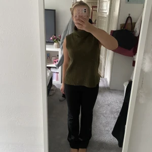 Grön stickad väst - Supersnygg stickad väst från VeroModa. Sparsamt använd. 