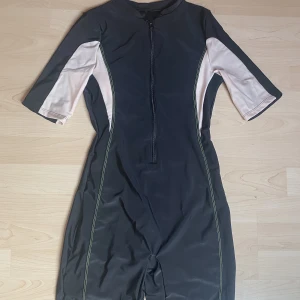 Våtdräkt helkroppsbadräkt  - Säljer en fin badräkt som aldrig används då den inte var något för mig^^ 