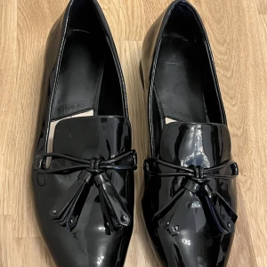 Shoes - Skor säljes i strl, 37. Skorna är i nyskick.