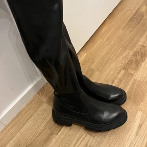 Skor - Stövlar från Marco Tozzi i strl 37, men stora i storleken och passar även en 38:a. Skorna är i mycket gott skick.