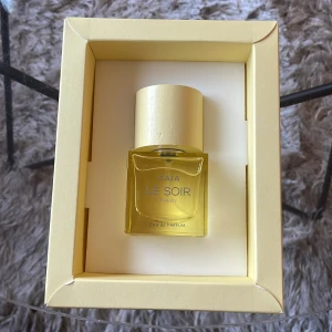 Caia Parfym - Säljer Caia Le Soir Lumiere då doften inte passar på mig. ENDAST ANVÄND EN GÅNG (testsprut).   Parfymen skickas i orginalbox och paket. Köparen står för frakten.   NYPRIS 595:-