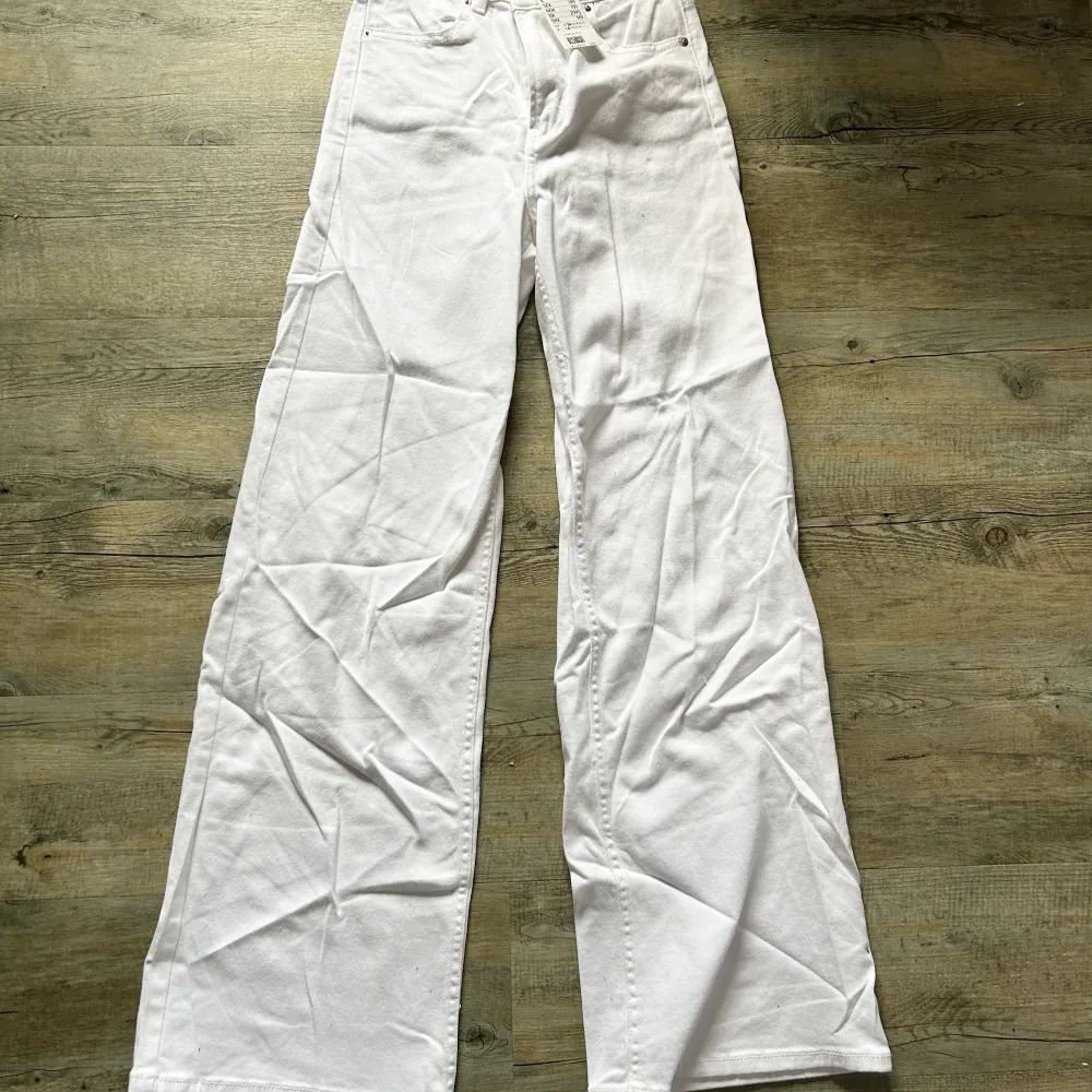 Superfina jeans i modellen wide high waist från H&M. Säljes pga dubbletter . Jeans & Byxor.