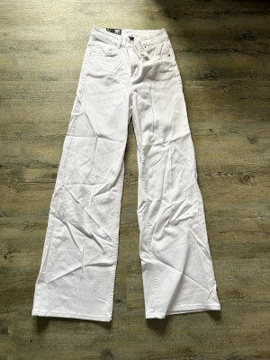 Oanvända jeans  - Superfina jeans i modellen wide high waist från H&M. Säljes pga dubbletter 