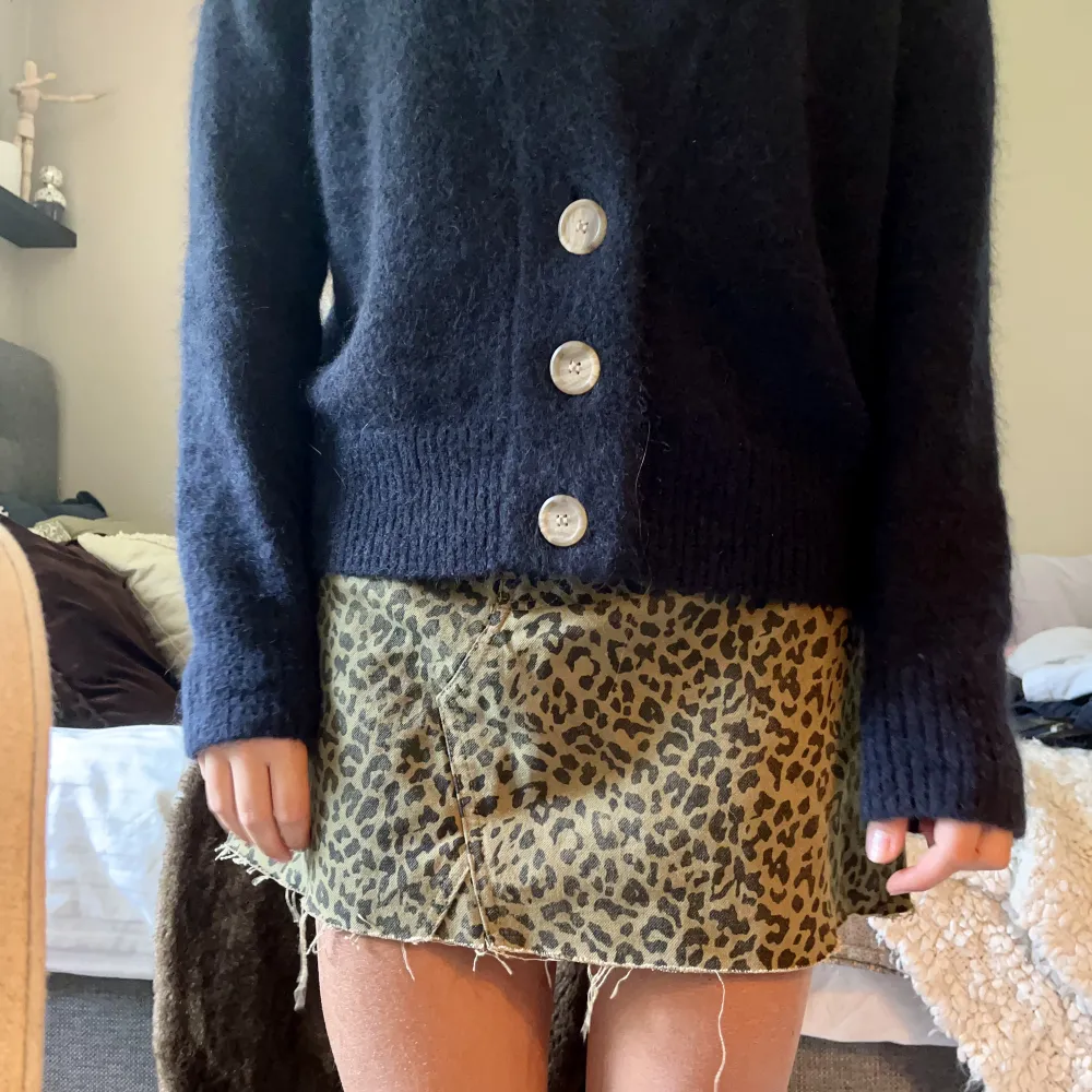 Söt jeans kjol från zara. Leopard mönster. 🐆🐆. Kjolar.
