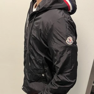 Moncler Grimpeurs - Säljer en as fet äkta moncler jacka I storlek S.Jackan är en tunn modell och passar perfekt till hösten. Skriv till mig för  fler bilder eller övrigt😊😇9/10 i skick OBS. Kvittot finns ej kvar men har taggen efter att den är köpt MVH alex Bedrägerier anmäls