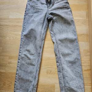 Gina tricot jeans, grå, lite slitet vid upplägget, straight modell