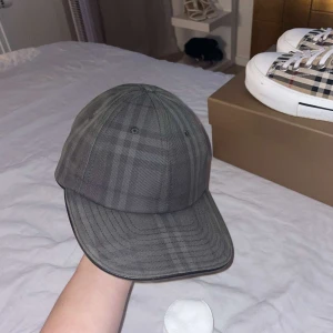 Burberry keps - Säljer även denna fina burberry keps i bra skick köpt för bara 3 månader sen☺️