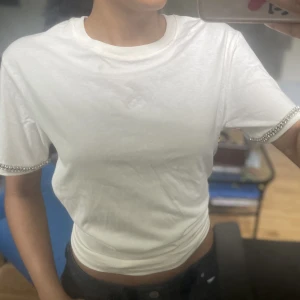 vit tröja  - använder ej( möts ädas up❗️ om du vill jag ska frakta så kostar det dubbelt.)