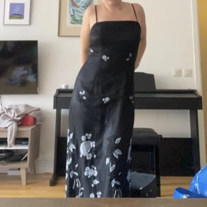 Balklänning - Superfin vintage svart balklänning med blombroderier! Bra skick! 