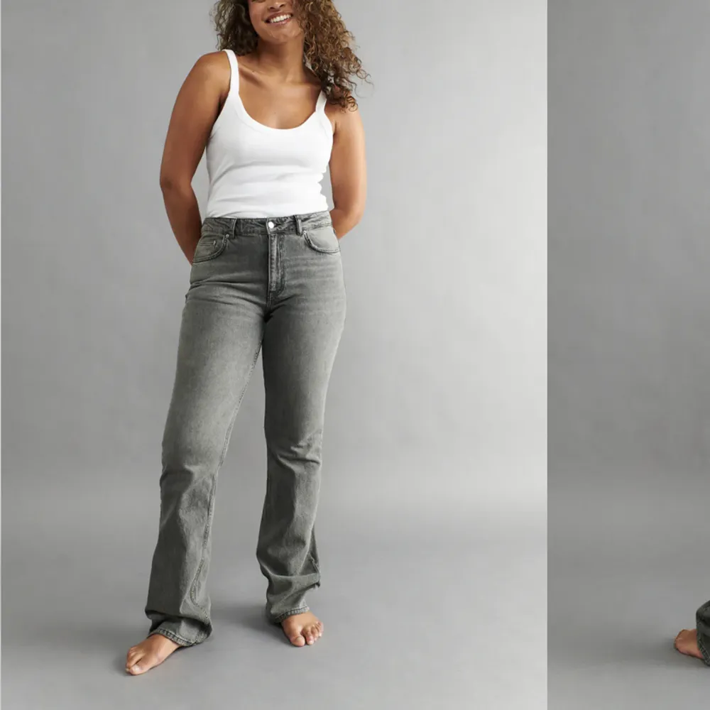 Ginas full length flare jeans i storlek 36🤍sparsamt använda, köpta för 499. Jeans & Byxor.