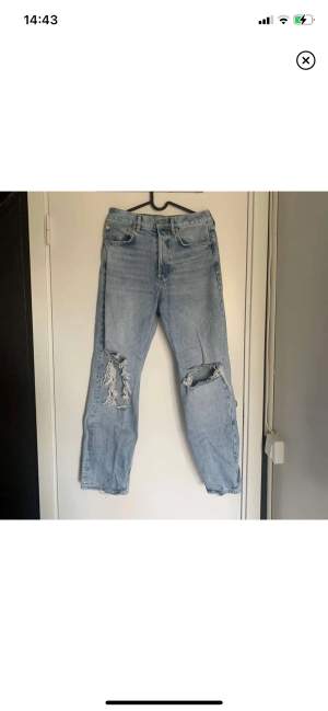 Säljer dessa jeans med slitningar från Mango. Storlek 38. Raka i modellen. 