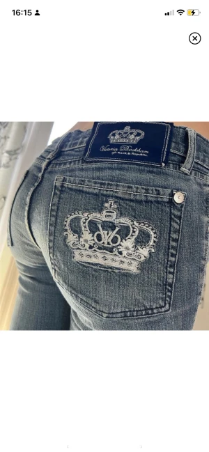 Victoria Beckham jeans - Bra skick, köpte här på Plick men dem passade tyvärr inte mig. Tveka inte om du har frågor ❤️ 79cm i innerbenslängd och 82cm när jag mäter runt hela midjan på jeansen  ❤️