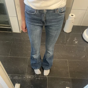 Flare jeans - Bershka - Säljer dessa flare jeansen från Bershka. De är använda väldigt få gånger och är i superbra skick! De är uppsydda (hos skräddare) och passar mig som är ca 156 cm. Innerbenslängden är 73 cm. Priset kan diskuteras vid snabb affär, kom gärna med prisförslag