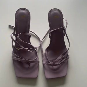Klackar skor  - Jättefina lilla klackar sko från hm🥰 storlek 39. Kommer tyvärr inte till användning pågrund av att jag inte har något som passar till lila.  Aldrig använda. Köpta dö 229kr. Pris kan diskuteras
