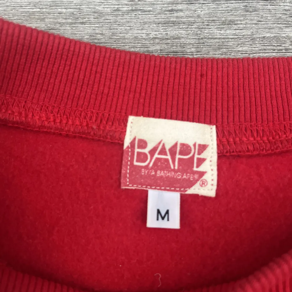 Vintage BAPE sweatshirt. Köpte för 3000 kr på Depop. Nästan aldrig använd men har haft den ett tag.. Tröjor & Koftor.
