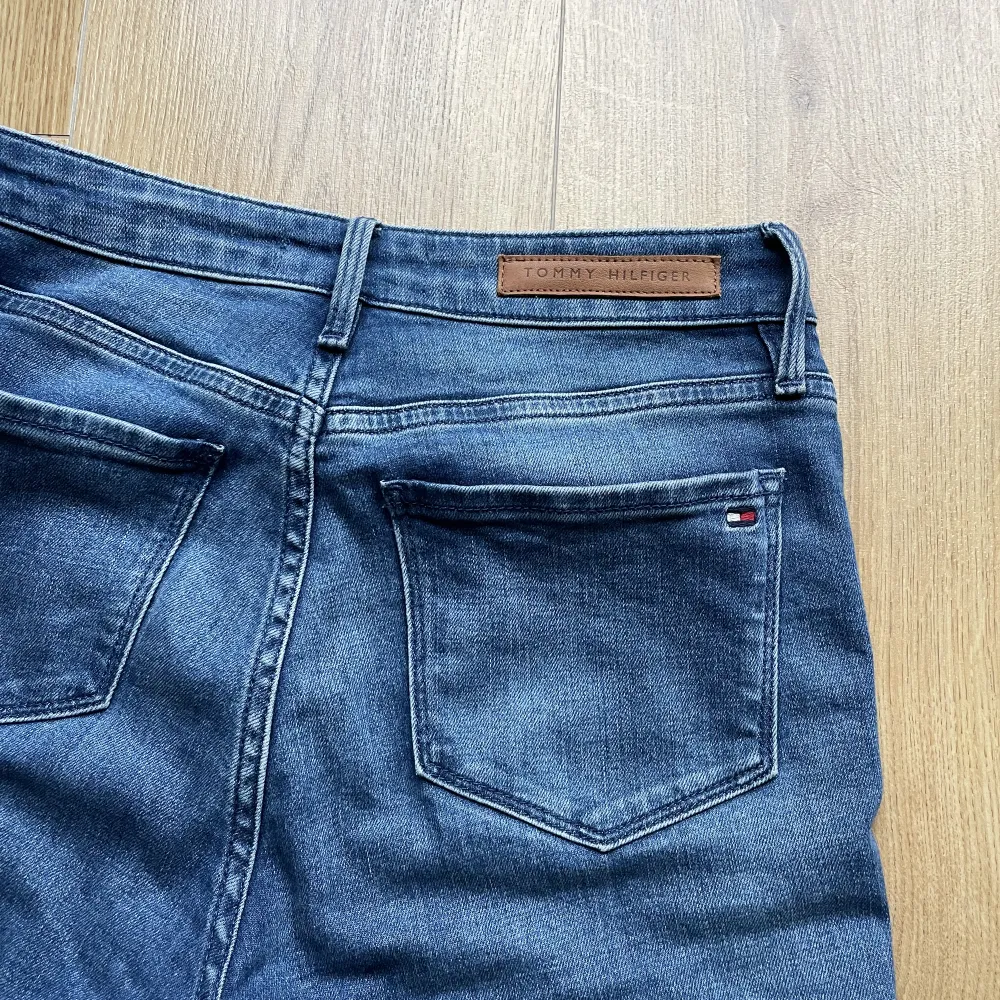 Väldigt sköna Hilfiger jeans i strl 26/30, passar även 25/30 och 24/30 skulle jag tro. Använda 2-3 gånger.  Köpta för 1300kr  . Jeans & Byxor.