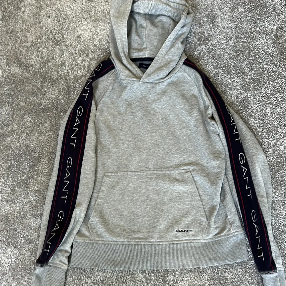 Mkt fräsch Gant Hoodie, storlek 146-152, 11-12 år. Dyr i inköp, inte använd så mkt. . Hupparit & Collegepaidat.