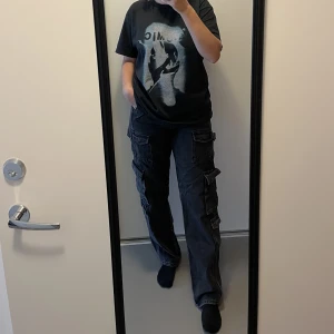 Zara jeans - Mörkgrå cargobyxor från Zara. Använd fåtal gånger. 