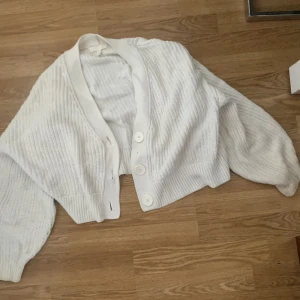 Vit stickad kofta nyskick  - Nypris 349kr säljer för 150kr