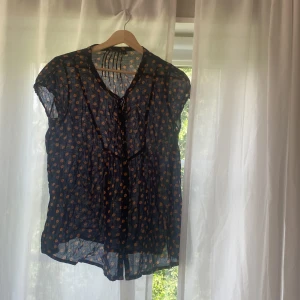 Blus  - Säljer denna blus i bra skick, använder den inte men den är fin! 💓 kom privat för fler frågor eller prisförslag 