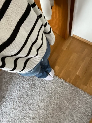 Randig crewneck stickad tröja - Jättefin randig stickad tröja med crewneck från newyorker