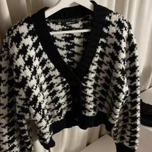 Stickad kofta  - Helt ny stickad kofta från Gina, storlek S🌸