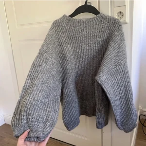 Stickad tröja - Superfin Grå Oversized stickad tröja med lite ballongärmar som tyvärr är för Oversized för mig😅Står xs men passar alla