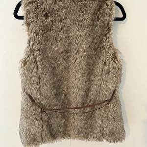 Fejkpälsväst från Zara - Säljer denna otroliga oälskvärt (fejk) ifrån Zara då den tyvärr blivit alldeles för liten för mig. Västen har inga defekter och köptes för 399 kr men säljer för betydligt mindre🤍