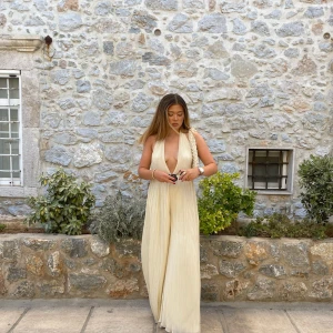 Beige Jumpsuit  - Endast använd 1 gång. Lång jumpsuit.