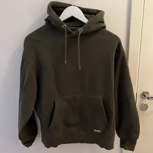 En riktigt mysig hoodie i bra kvalitet från pull&bear. Står XXS men passar som en S. 