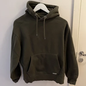 Hoodie i militärgrönt  - En riktigt mysig hoodie i bra kvalitet från pull&bear. Står XXS men passar som en S. 