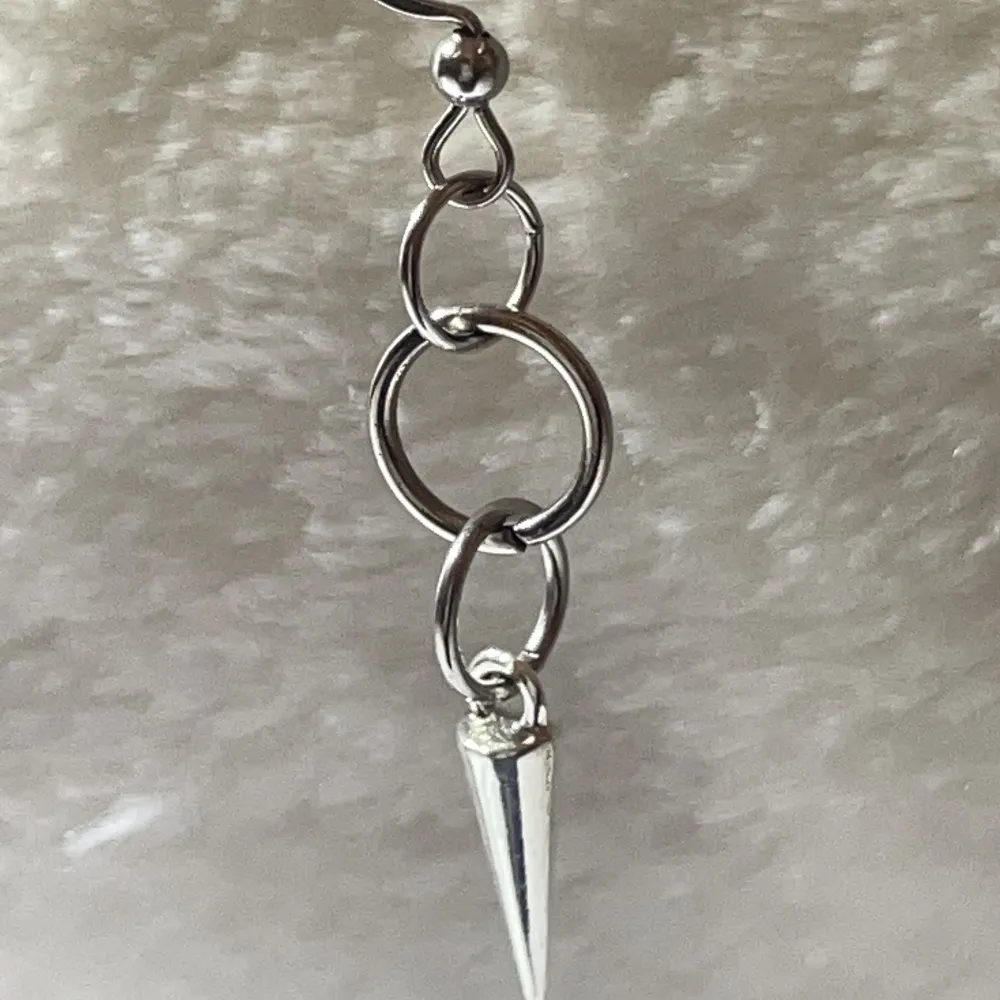 Layerd hoop earrings med tunnare öronfäste Material: mestadels rostfritt stål. Accessoarer.