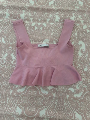 Zara topp - En jättefin fest eller vardags topp från zara med volanger och super fin passform.